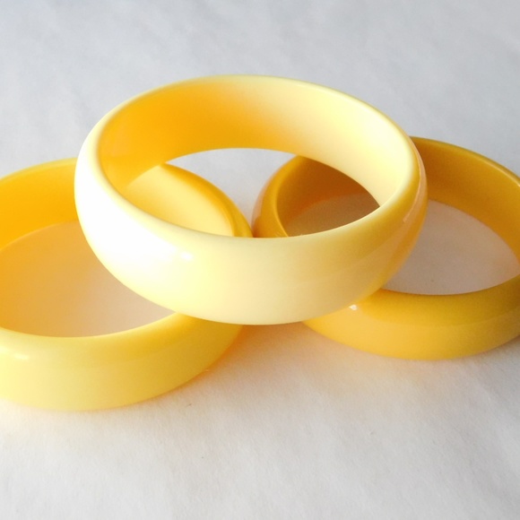 three chunky VINTAGE plastic yellow bangles - Picture 2 of 3